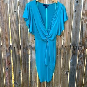 Flattering green fashion to figure dress 👗